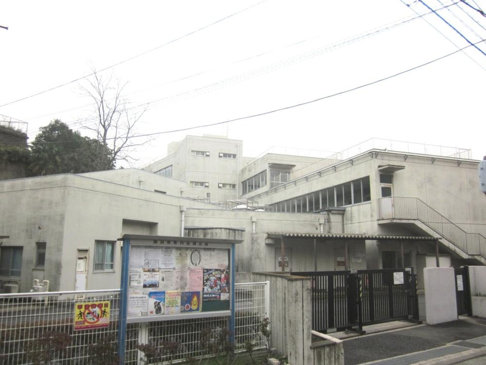 Primary school. 1200m to the north elementary school