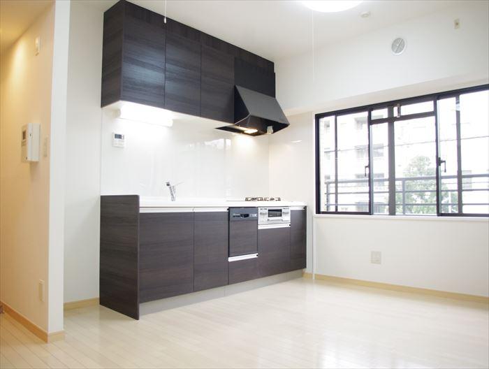Living. Bright LDK bathed in light from the east side