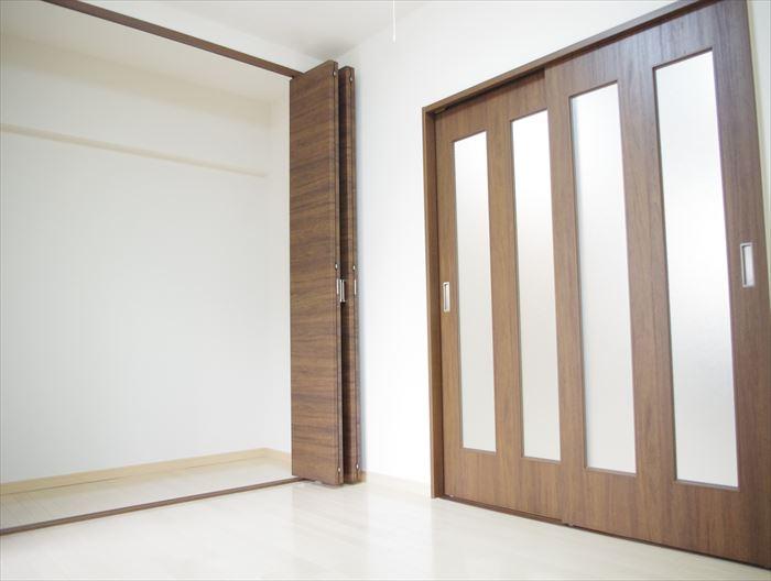 Non-living room.  [South Western-style] Partition the LDK has become a slide glass, Feeling of freedom is plenty.