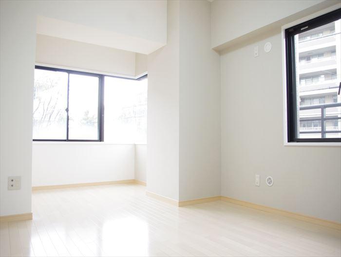 Non-living room.  [North Western-style] Large windows, Light enters firmly from the east side.