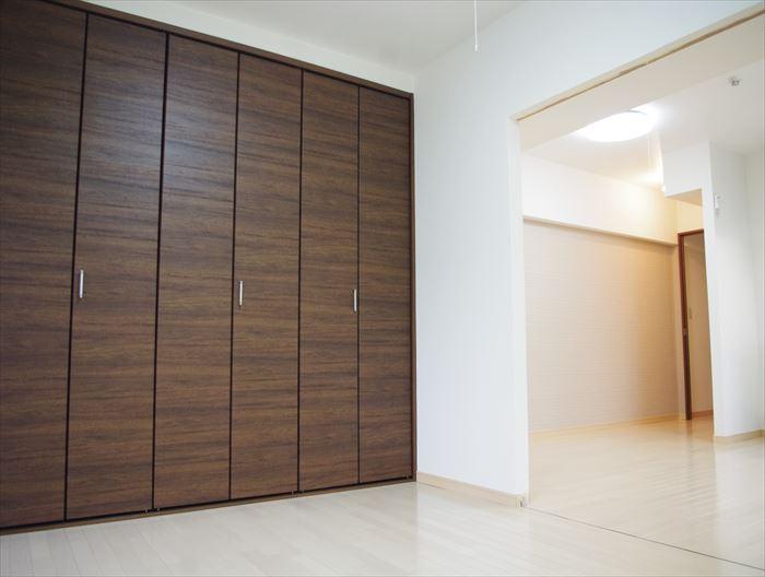 Receipt.  [Wall-to-wall storage] We have established a large closet.
