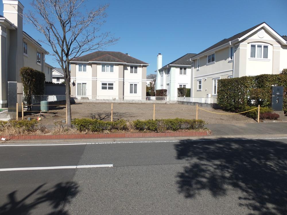 Local photos, including front road. The front is a small 12m road with traffic