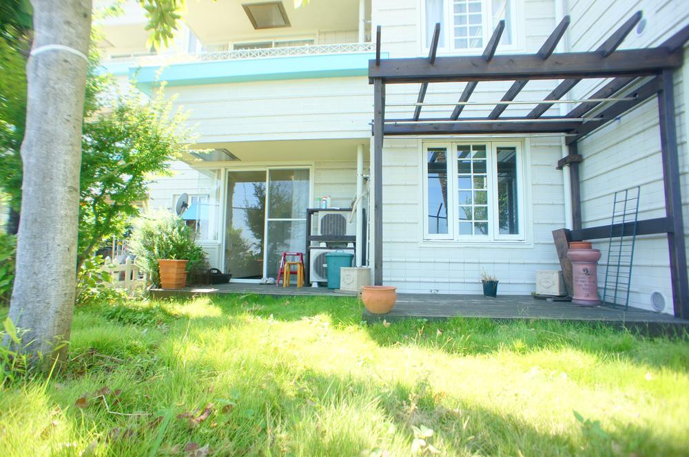 Garden. Private garden (September 2013) Shooting (dedicated garden area of about 28.45 sq m will include a wood deck. )