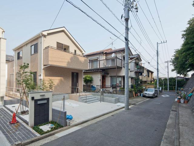 Local photos, including front road. Local (11 May 2013) Shooting