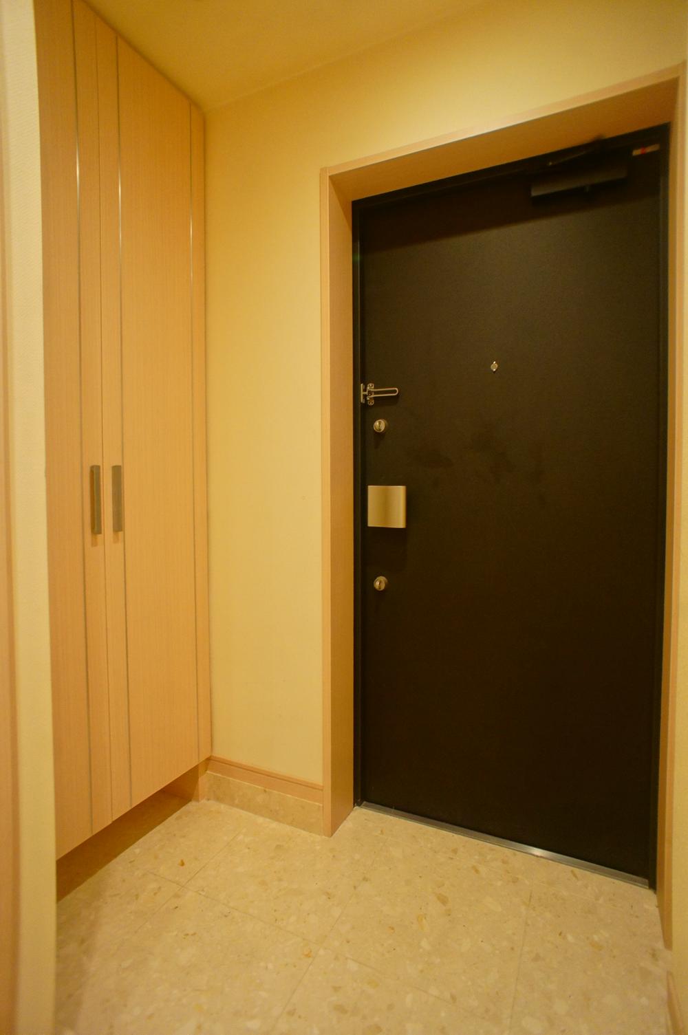 Entrance. Spacious entrance (September 2013) Shooting