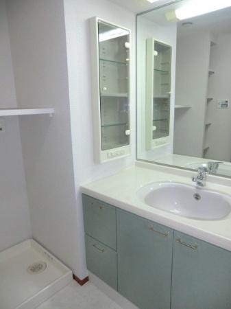 Wash basin, toilet
