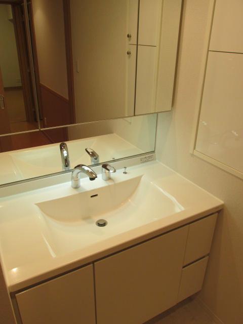 Wash basin, toilet