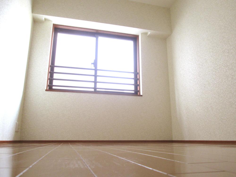 Non-living room. Because the corner dwelling unit there are a lot of window