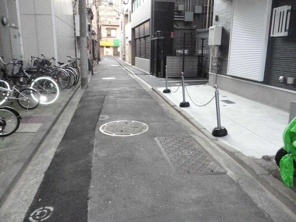 Streets around. Frontal road