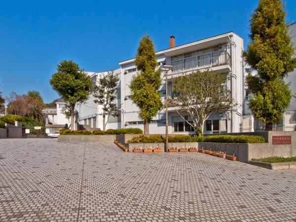 Junior high school. 735m to Yokohama Municipal Honmoku Junior High School