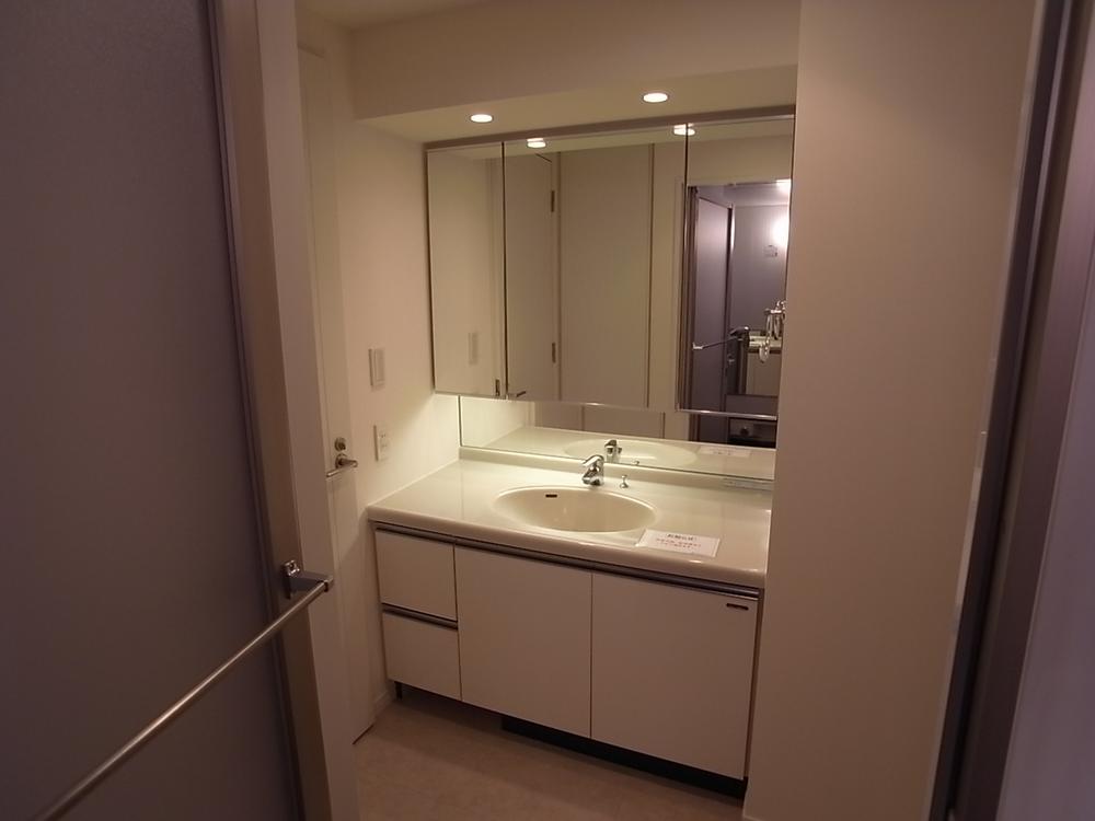 Wash basin, toilet. Spacious and easy to use washroom.
