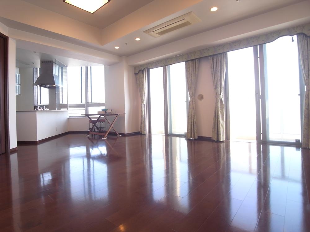 Living. Room: 2013 October shooting (furniture, etc. are not included in the sale price)
