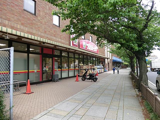 Supermarket. Tsurukame 1100m to land Honmoku shop