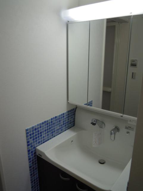 Wash basin, toilet. Indoor (11 May 2013) Shooting