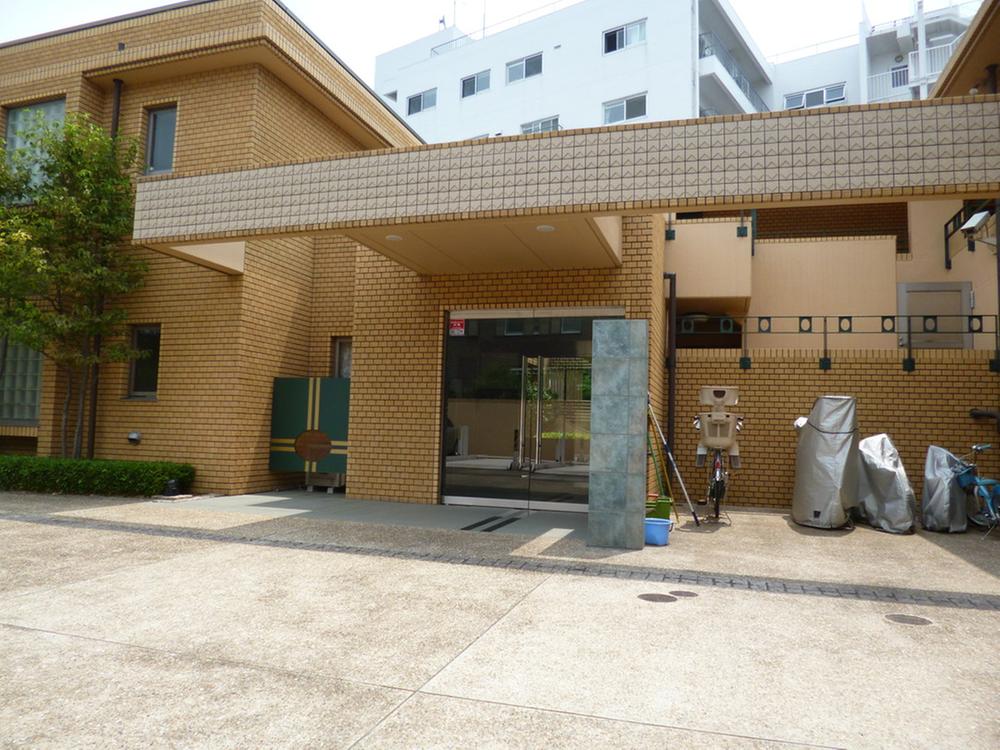 Entrance. Common areas