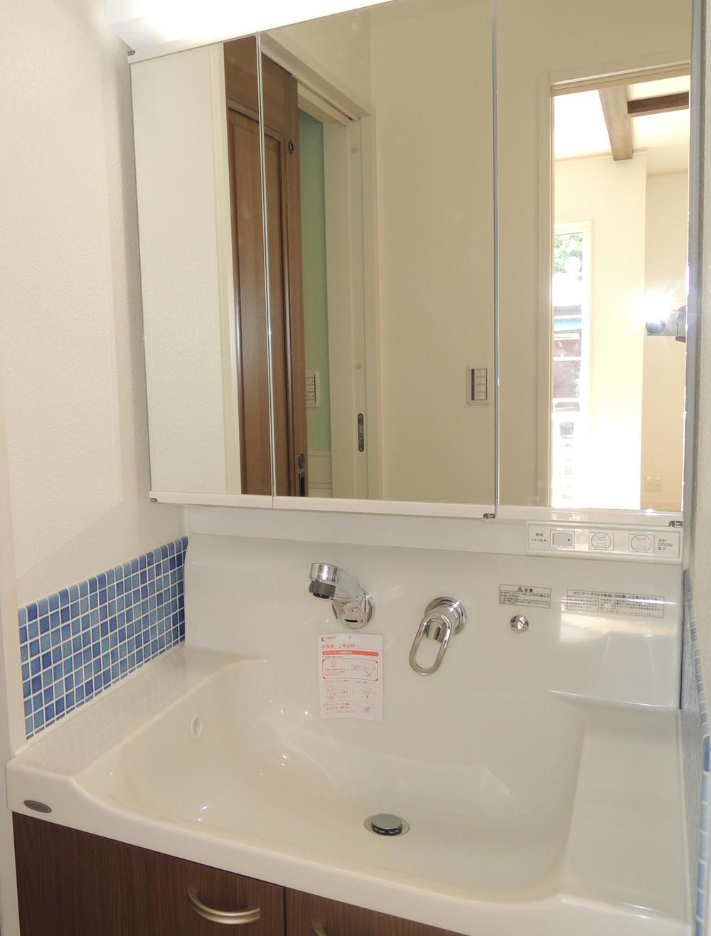 Wash basin, toilet. It is also sticking to the vanity of the design.