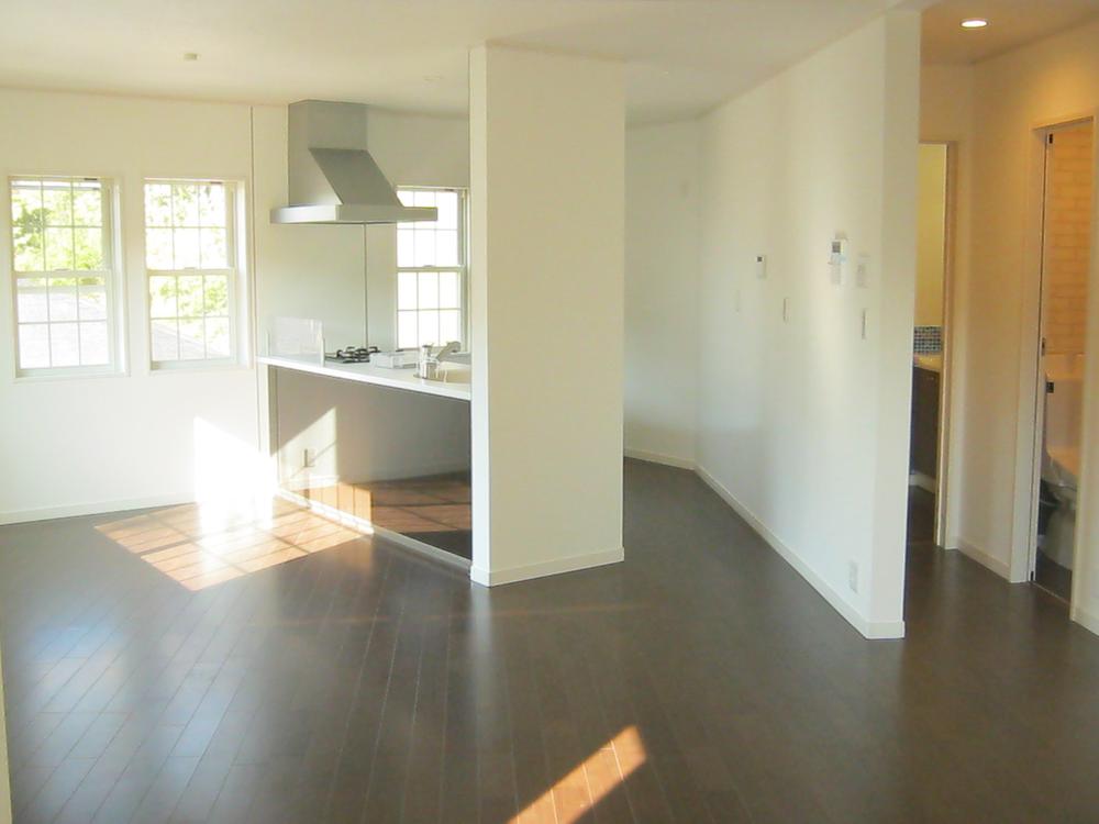 Living. It is Mr. Mr. and day plug LDK! It offers views of the Yamate area every day from the window!