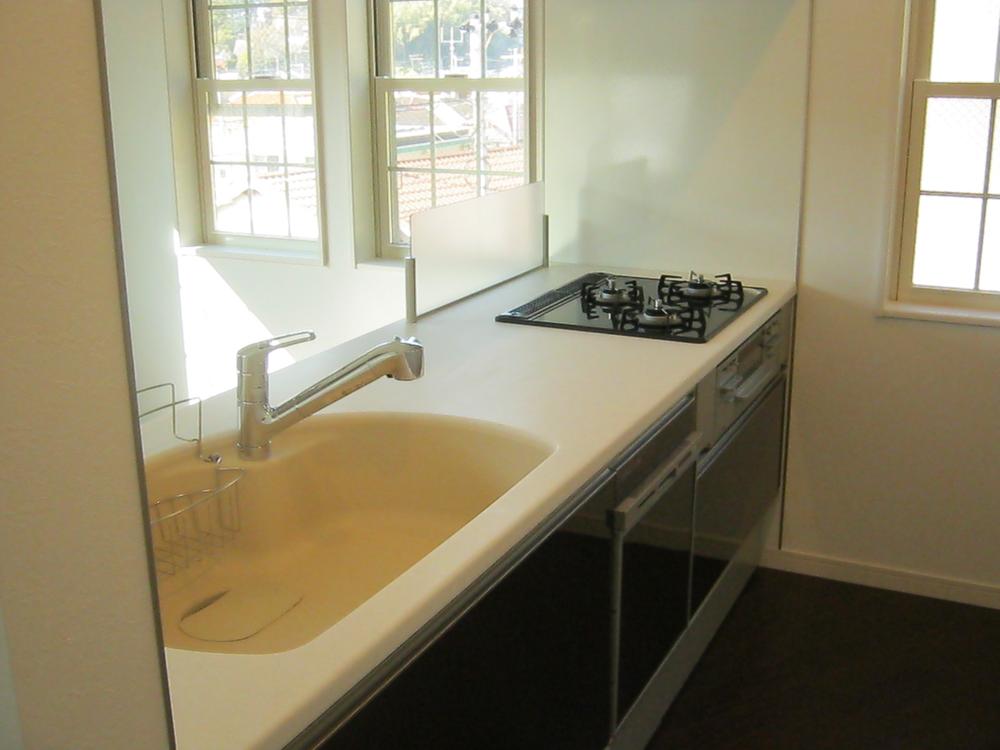 Kitchen. System kitchen is very light and airy in the full open type!