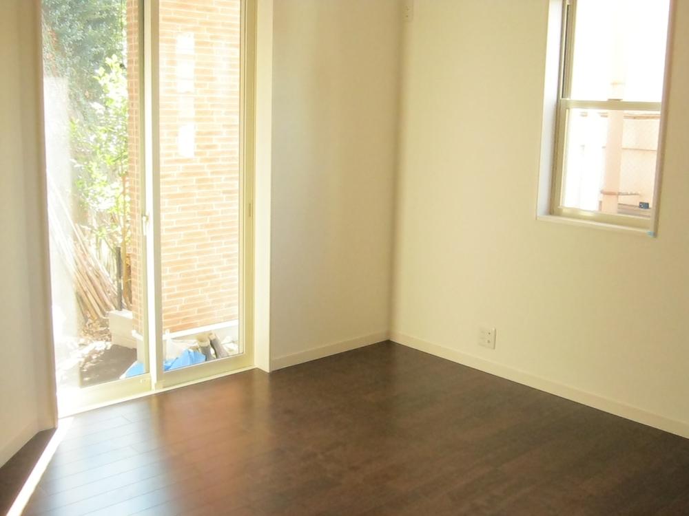 Non-living room. Bright Western-style.