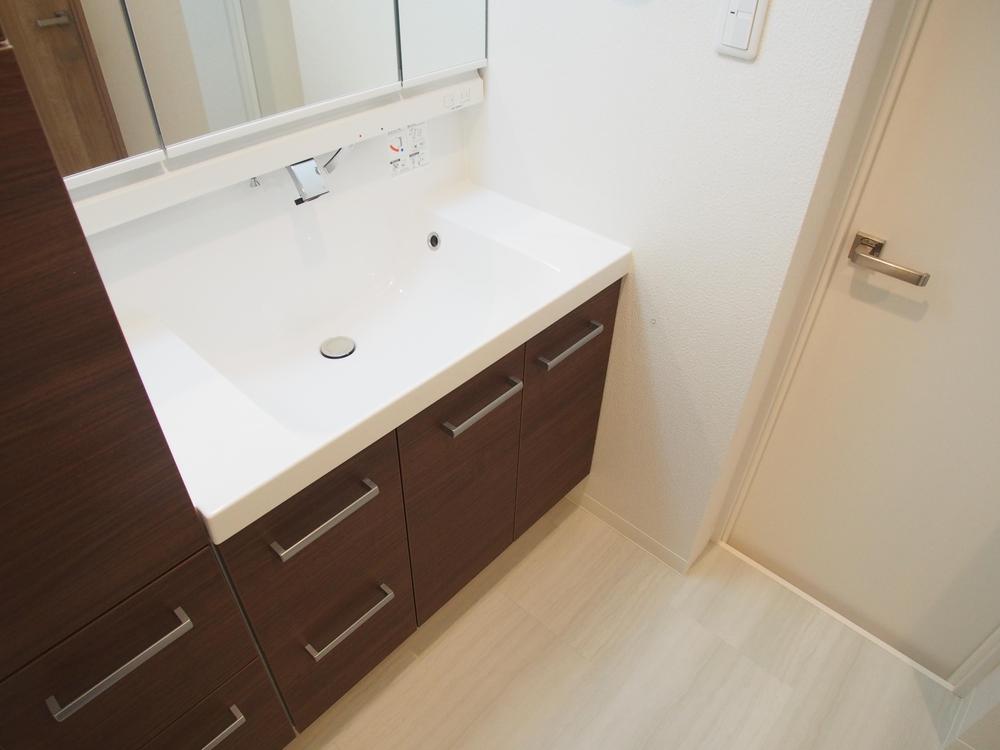 Wash basin, toilet. Washroom (November 2013) Shooting