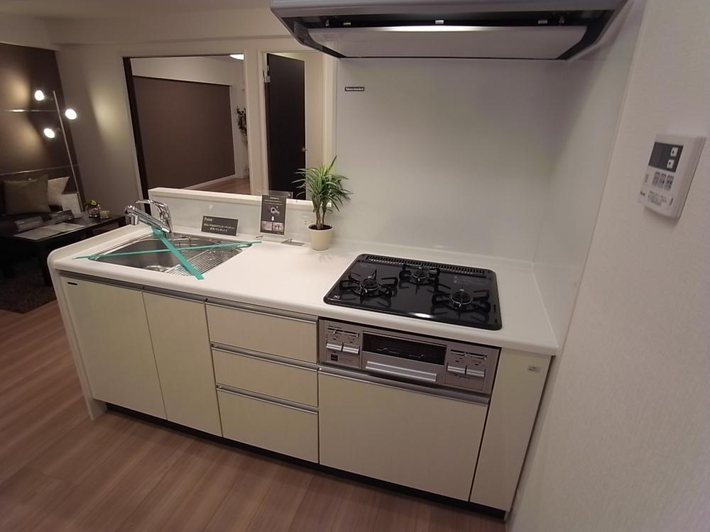Kitchen. It has also been renovated kitchen. It is a popular face-to-face! Indoor (11 May 2013) Shooting