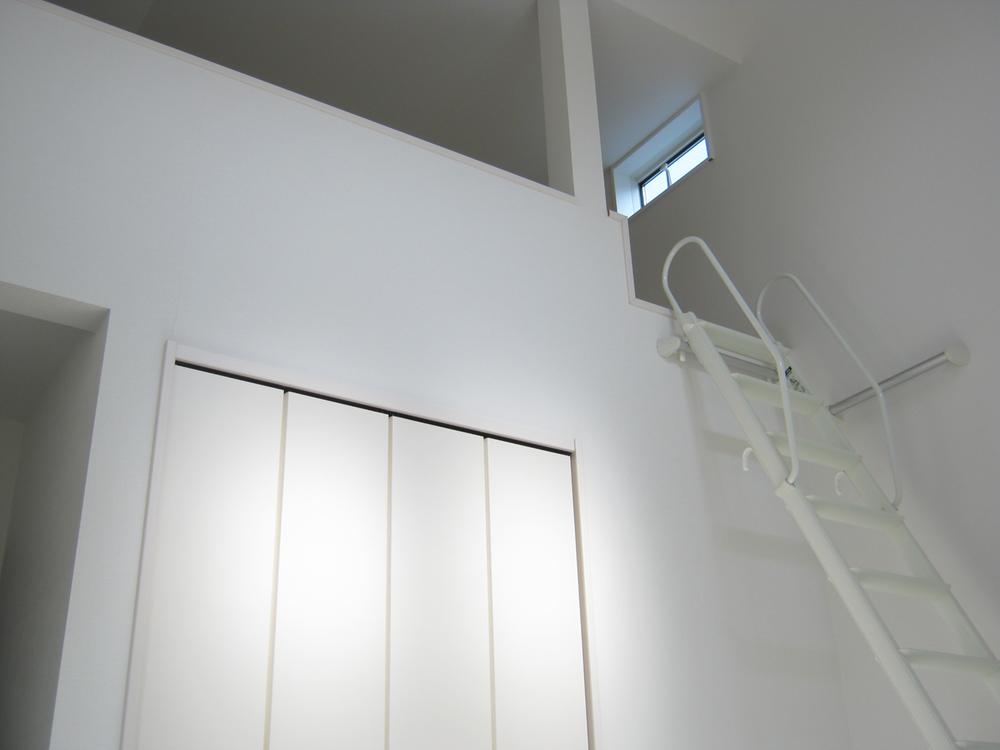 Non-living room. Loft that leads from the Western-style