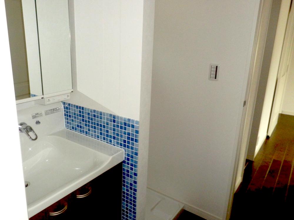 Wash basin, toilet. 2013 / 12 indoor shooting Washroom