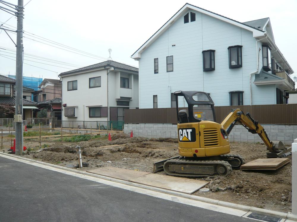 Local appearance photo. Flat to the station.