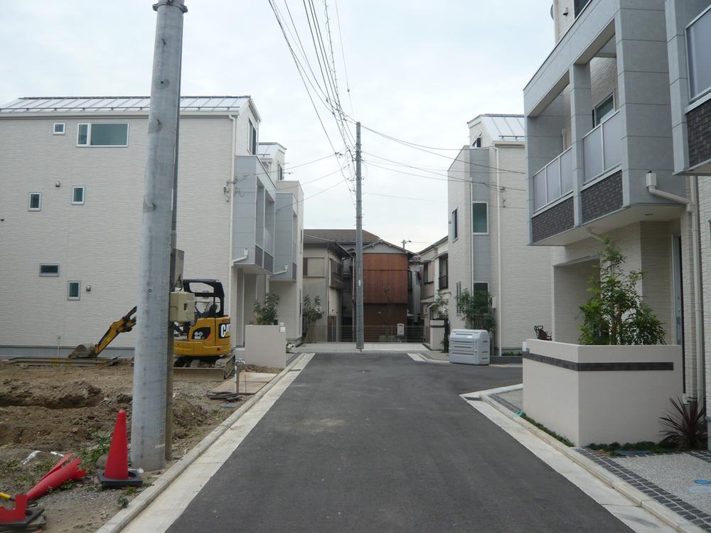 Local photos, including front road. Front road is about 4m.