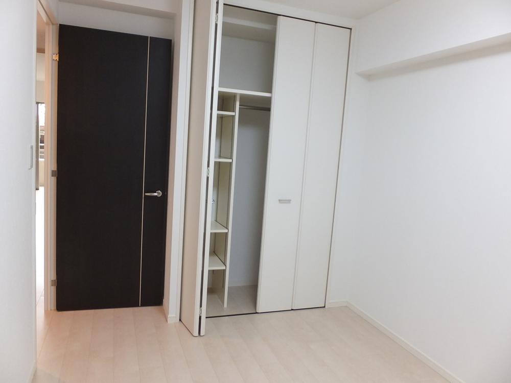 Non-living room. Western-style 5.5 Pledge. Also solid and storage.