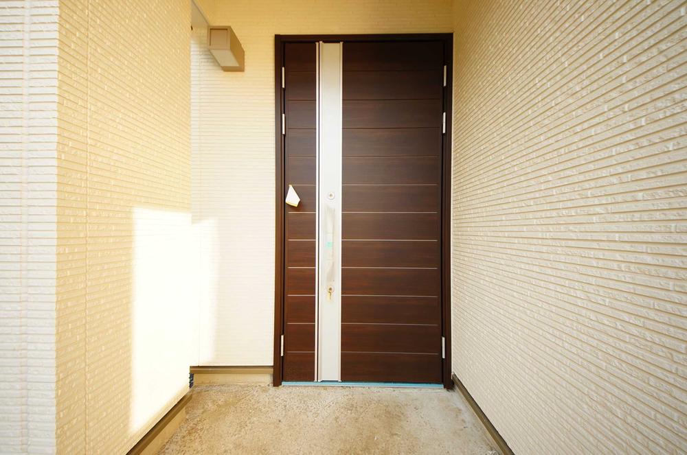 Entrance. Local (11 May 2013) Shooting, It is the entrance door with a feeling of luxury.