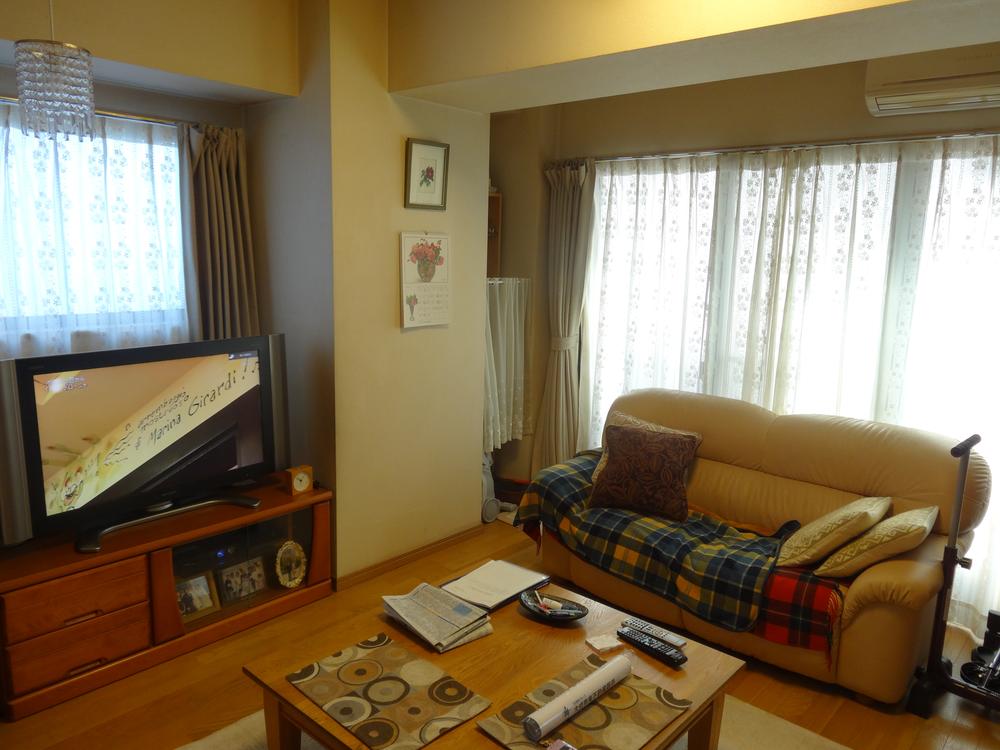 Living. Living dining southwest side ・ There is a window to the two sides of the north-west side, Bright impression.