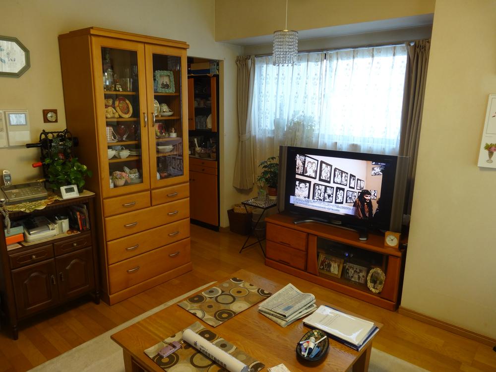 Living. Living dining about 9.7 Pledge. The photo back, There is a doorway to the kitchen.