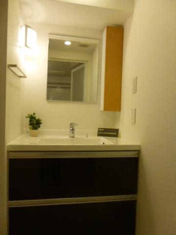 Wash basin, toilet