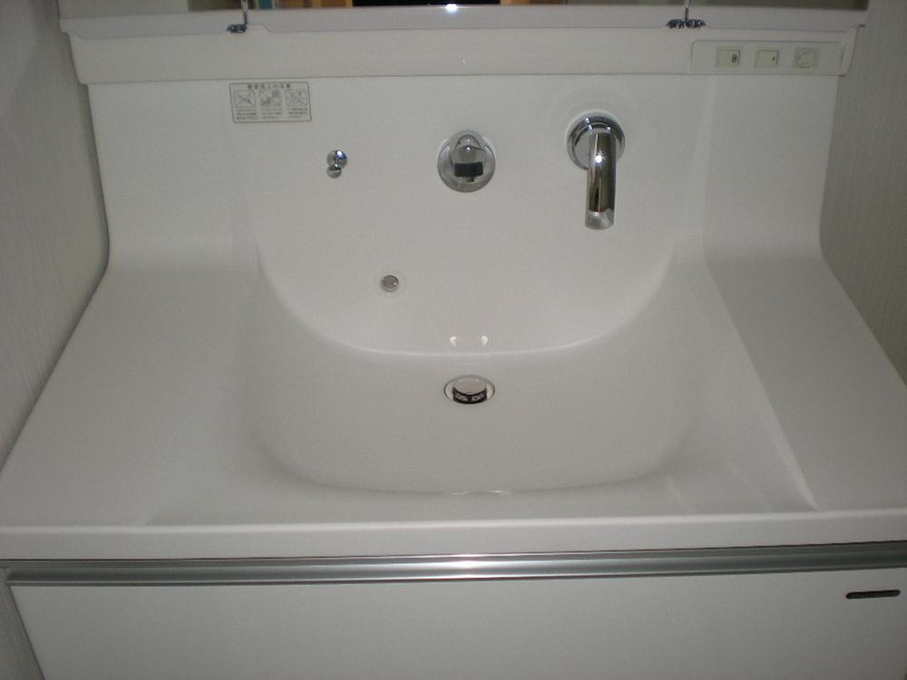 Wash basin, toilet. You can Shan morning in the wash basin of the three-sided mirror