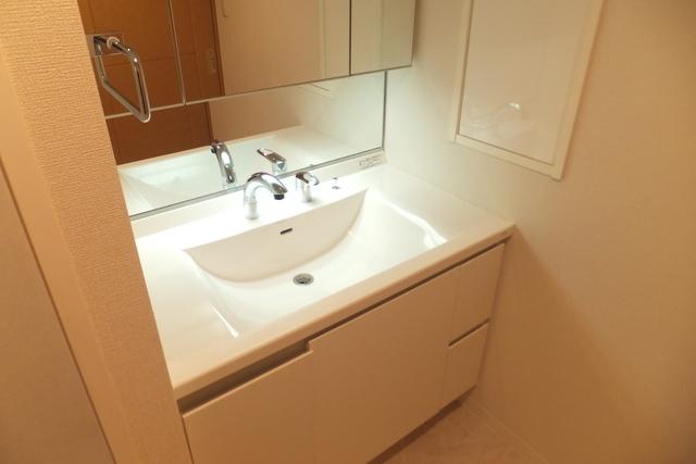 Wash basin, toilet