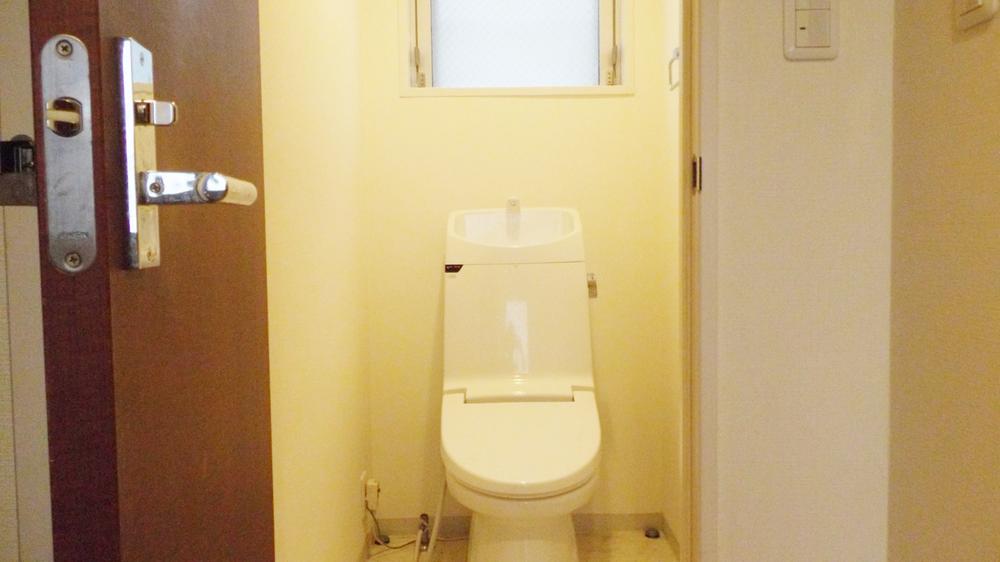 Toilet. Indoor (11 May 2013) Shooting