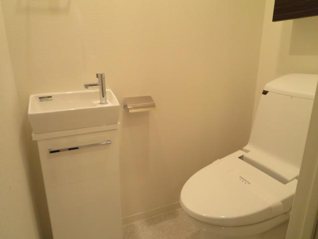 Toilet. Indoor (12 May 2013) Shooting