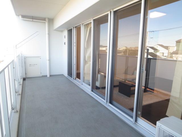 Balcony.  ■ Open wide balcony and spacious!  [Local (12 May 2013) Shooting]