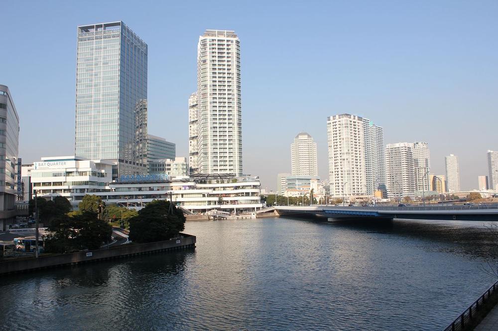 Shopping centre. 980m to Bay Quarter