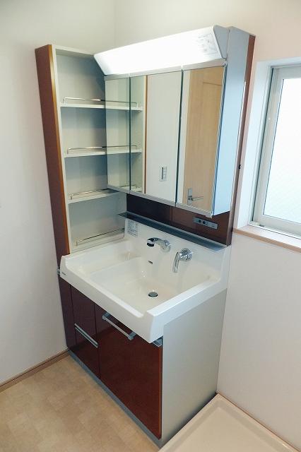 Wash basin, toilet. It is vanity triple mirror type. There is a small storage aside, Convenient. 2013 December 5 shooting