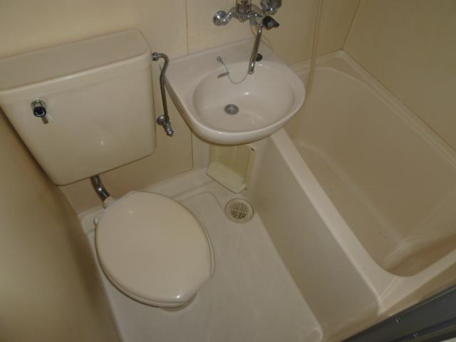 Bathroom. Indoor (12 May 2011) Shooting