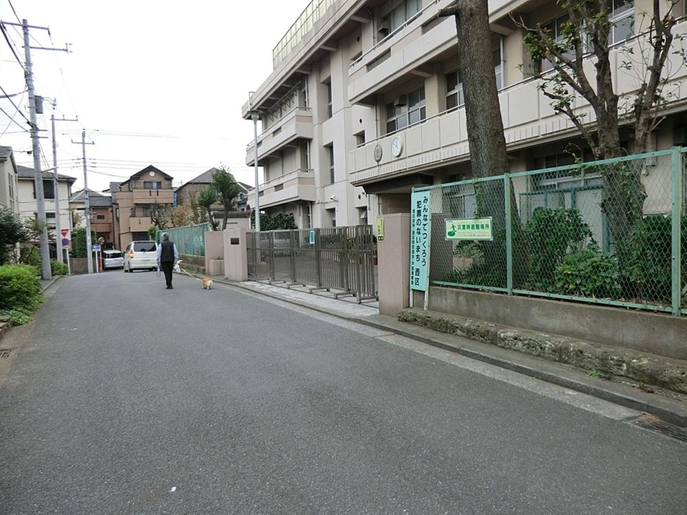 kindergarten ・ Nursery. Wisteria trellis to kindergarten 220m