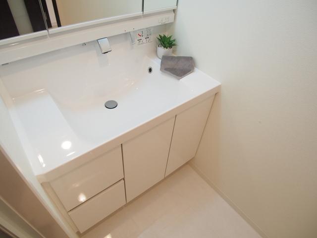 Wash basin, toilet