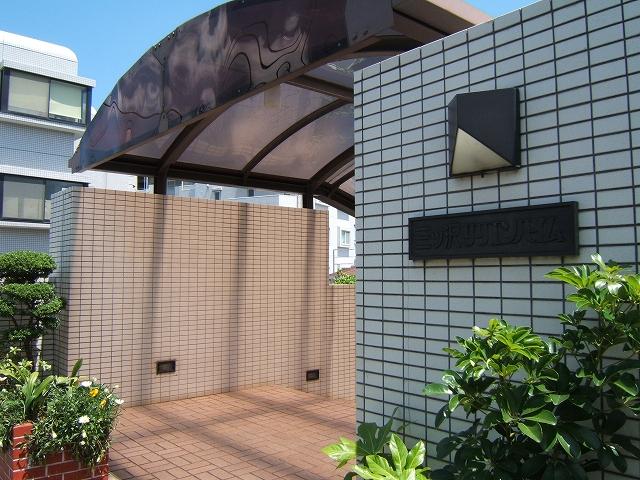 Entrance. Common areas