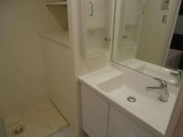 Wash basin, toilet. Indoor (September 2013) Shooting