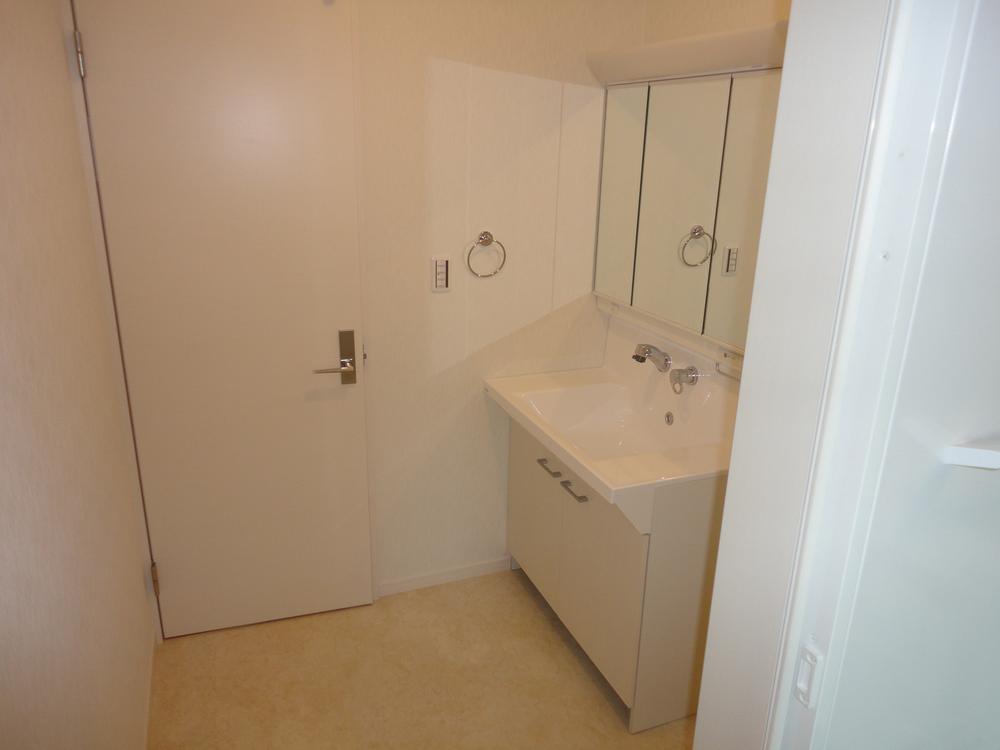 Wash basin, toilet. Washroom