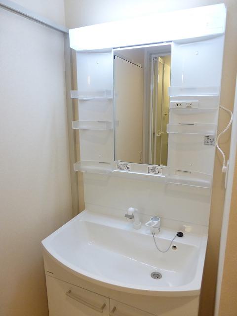 Wash basin, toilet. Indoor (October 28, 2013) Shooting