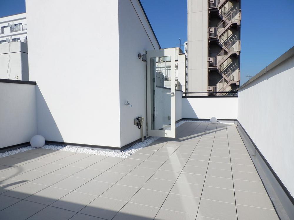 Same specifications photos (Other introspection). Each building is a 10-Pledge or more of the roof balcony! You can use the multi-purpose family. It can also overlooking Minato Mirai of night view, Also looks fireworks from home (the company specification example)