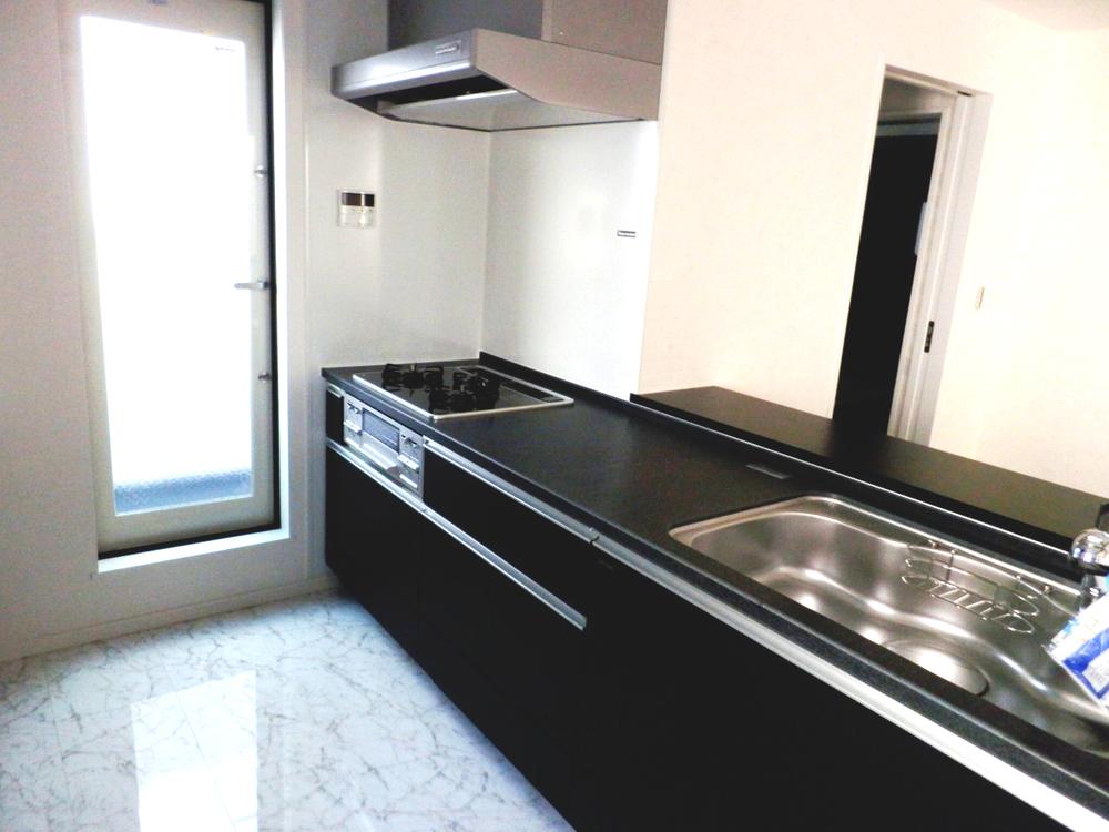 Popular face-to-face in the water purifier built-in kitchen! Stylish design, Abundant housed in the cupboard are equipped with! In making the spread, It is excellent usability! (December 2013) Shooting